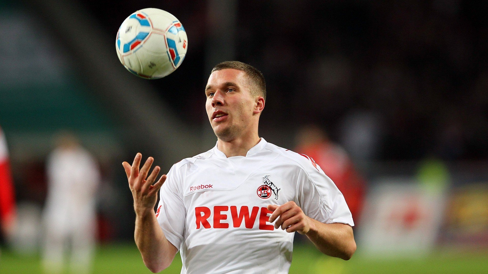 “快艇冲浪:东三叉湖赛场极速对决,飞驰水面成焦点”